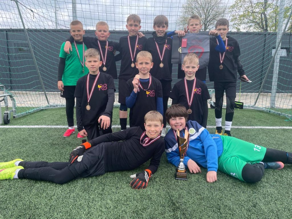 Rēzeknes sākumskolas zēnu futbola komanda Latvijas izglītības iestāžu sacensībās Rīgā “Skolu kauss” FUTBOLĀ. (foto R.Broks)