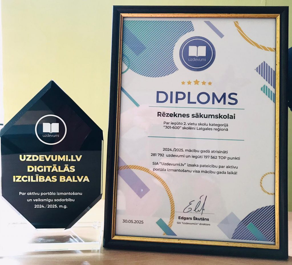 Uzdevumi.lv digitālās izcilības balva un diploms. (Foto G.Ozoliņa)