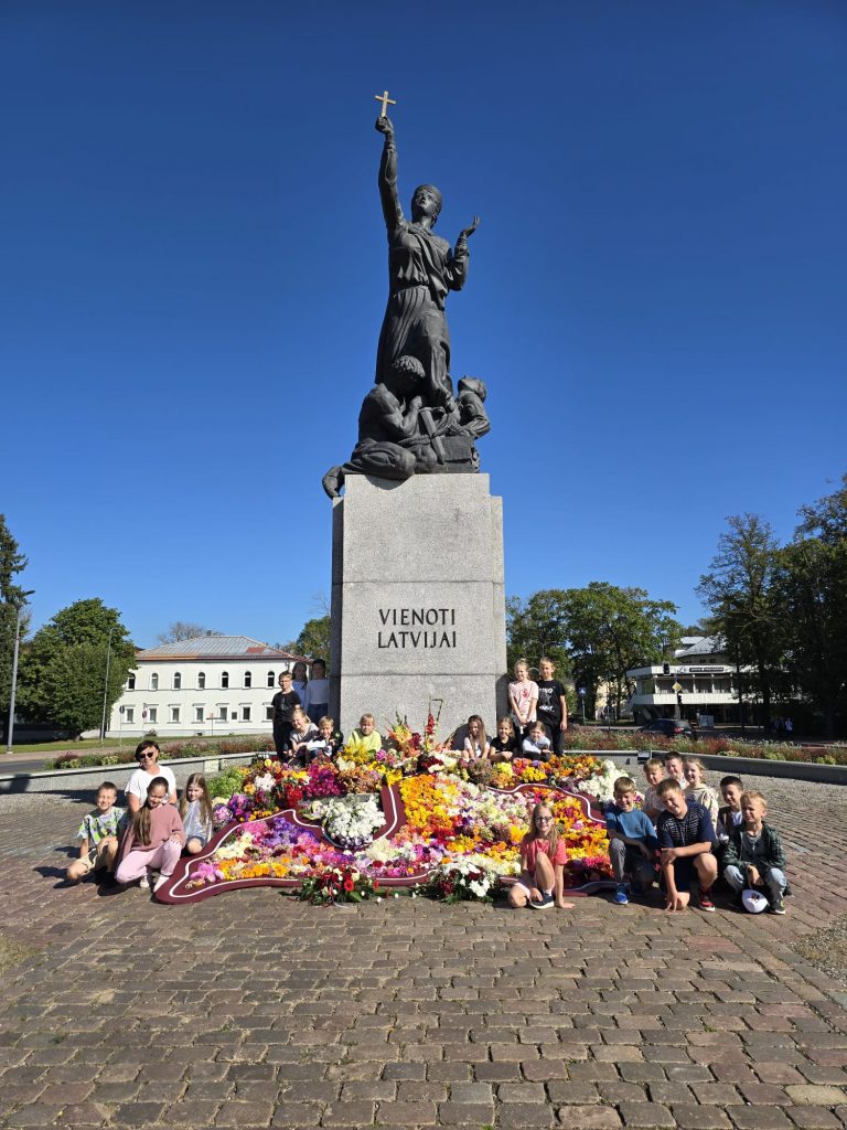 Rēzeknes sākumskolas 3.a klase pie pieminekļa "Vienoti Latvijai".