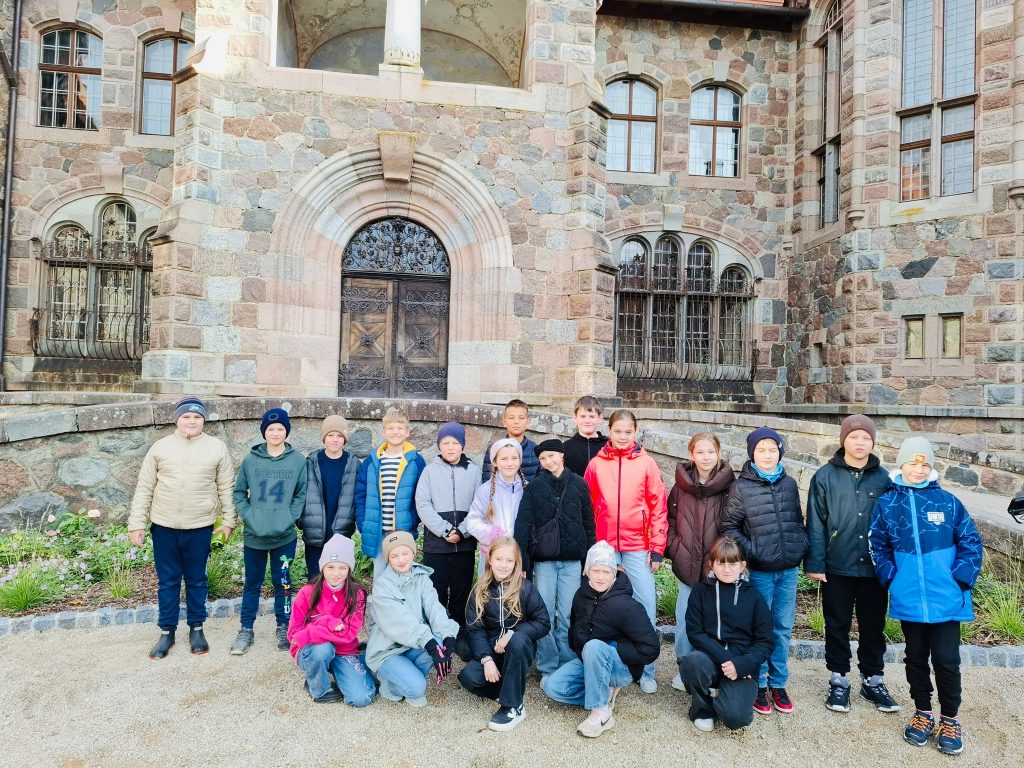 Rēzeknes sākumskolas 4.d klases skolēni Cesvaines pilī.