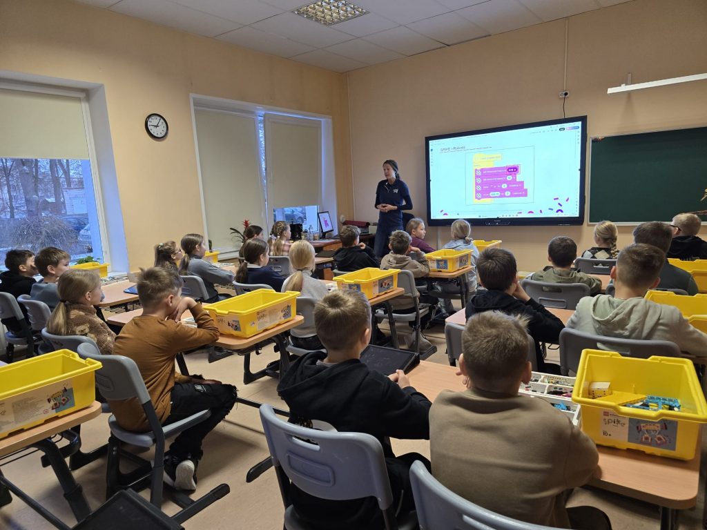 Rēzeknes sākumskolas skolēni Robotikas skolas organizētajā nodarbībā "Konstruējam programmvadāmu robotu i-Robots"