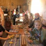 Rēzeknes sākumskolas 2.klašu skolēni darbojas praktiski (veido māla šķīvīšu) keramiķes Daigas Reiņikovas vadībā.