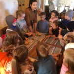 Rēzeknes sākumskolas 2.klašu skolēni darbojas praktiski (veido māla šķīvīšus) keramiķes Daigas Reiņikovas vadībā.