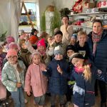 Rēzeknes sākumskolas 2.klašu skolēni keramiķes Daigas Reiņikovas darbnīcā Spunģēnos.