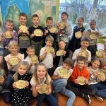 Rēzeknes sākumskolas 2.klašu skolēni ar keramikas darbnīcā izveidotajiem māla šķīvīšiem.
