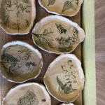 Rēzeknes sākumskolas 2.klašu skolēnu izveidotie māla šķīvīši.